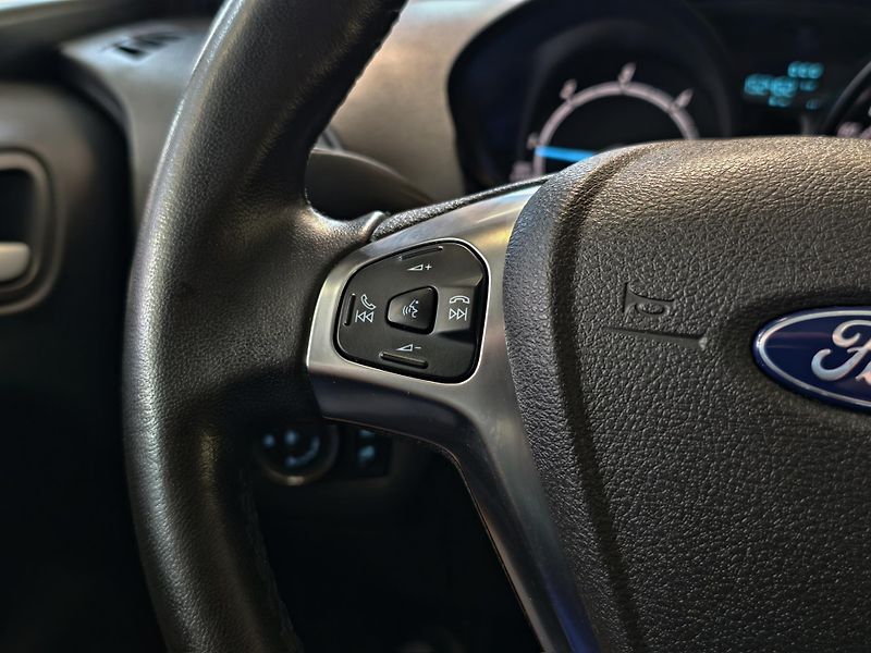 Ford Tourneo Courier 1.5 TDCi VÝHŘEVY, PDC, ČR, DPH - fotka 18 z 24