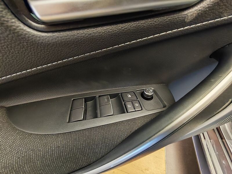 Toyota Corolla 1.8 Hybrid Comfort - fotka 18 z 35