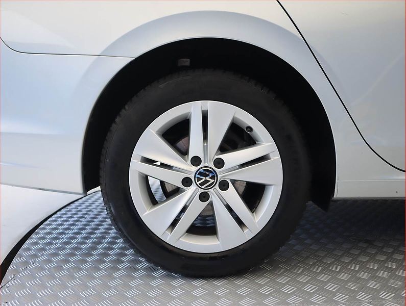 Volkswagen Golf (2024) Life 2.0 TDI - fotka 15 z 23