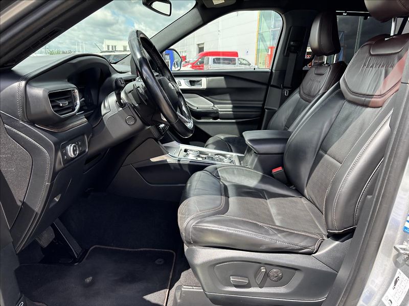 Ford Explorer 3,0 V6 PHEV Platinum AWD 7Míst - fotka 31 z 65