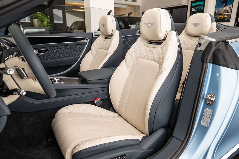 Bentley Continental GTC V8 Mulliner - fotka 7 z 24
