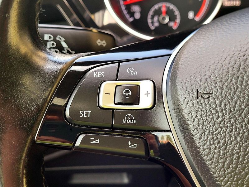 Volkswagen Touran TSi *CEBIA* 1.maj,SERV.KNIHA - fotka 42 z 47