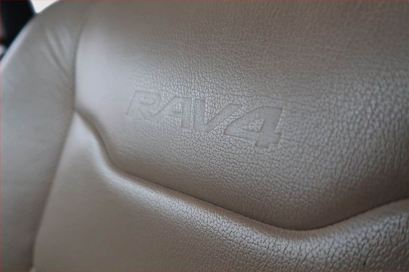 Toyota RAV4 (2017) 2.5 Hybrid - fotka 18 z 21