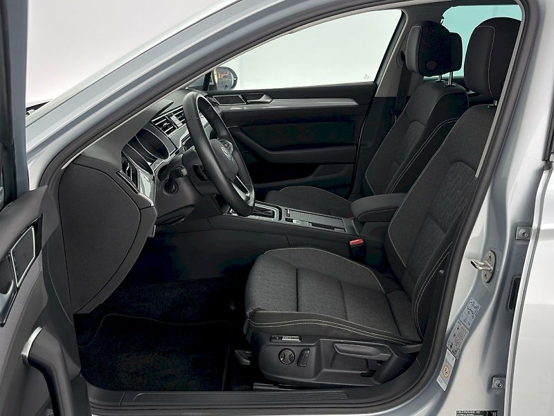 Volkswagen Passat (2023) Business 2.0 TSI 140kW DSG - fotka 8 z 35