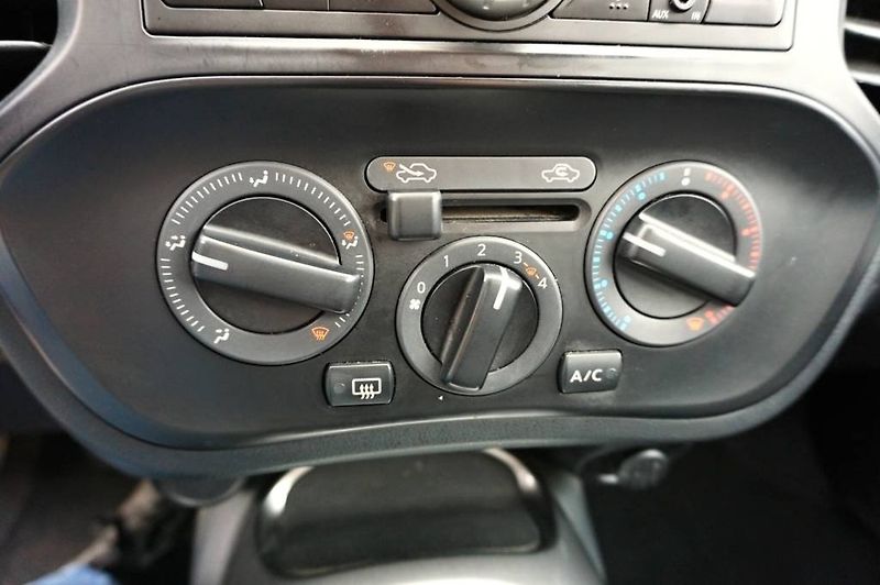 Nissan Juke (2015) 1,6i 69 kW - fotka 32 z 40