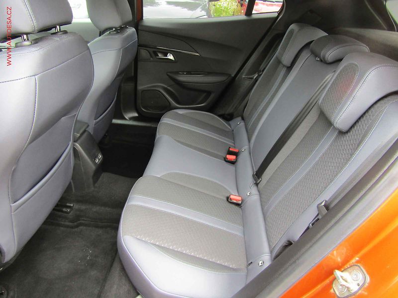 Peugeot 2008 (2020) 1.2PT, Allure, LED, kamera - fotka 10 z 15