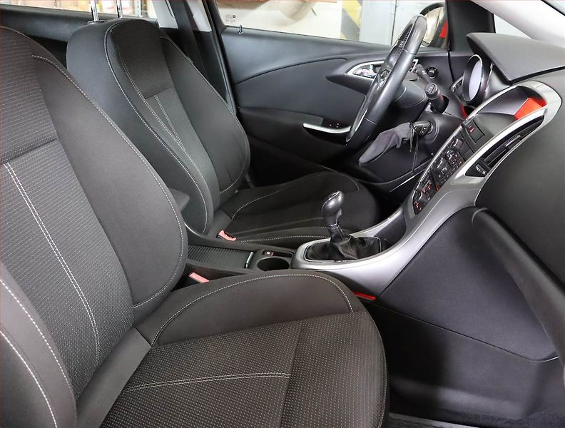 Opel Astra (2010) 1.4 16V, Tempomat - fotka 9 z 17