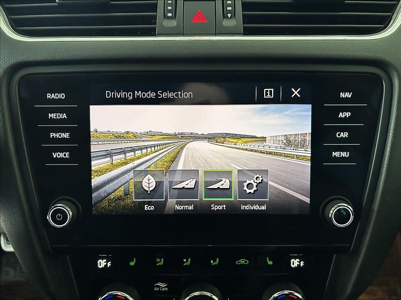 Škoda Octavia 2,0   TSI 180kW,RS,MANUÁL,SERV - fotka 21 z 34