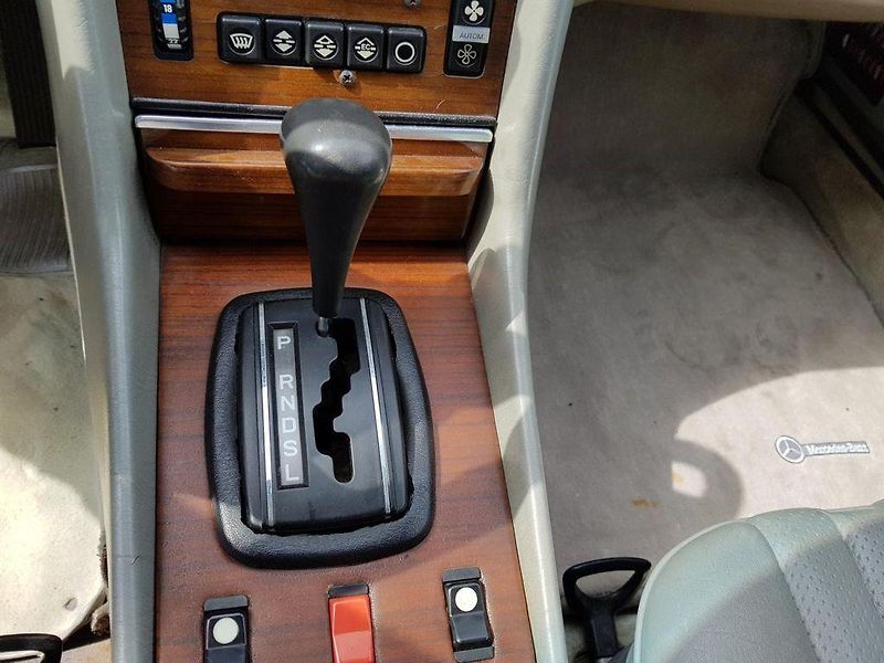 Mercedes-Benz SL 380 1982 160 kW HARDTOP - fotka 22 z 23