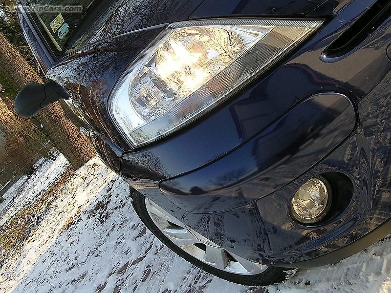 Motor ukrývající se za přední maskou má síly víc než dost.