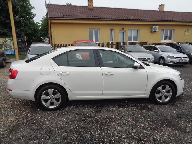 Škoda Octavia 1,6 - fotka 8 z 19