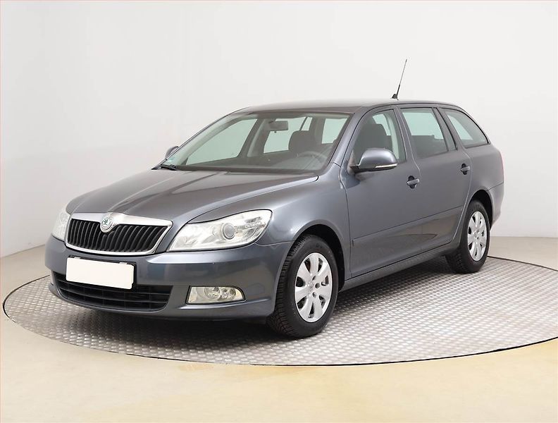 Škoda Octavia (2009) Ambiente 2.0 TDI, Navi - fotka 2 z 19
