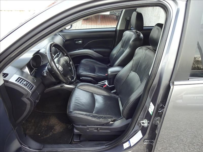 Peugeot 4007 2,2 HDI 115kW 4x4 - fotka 16 z 53