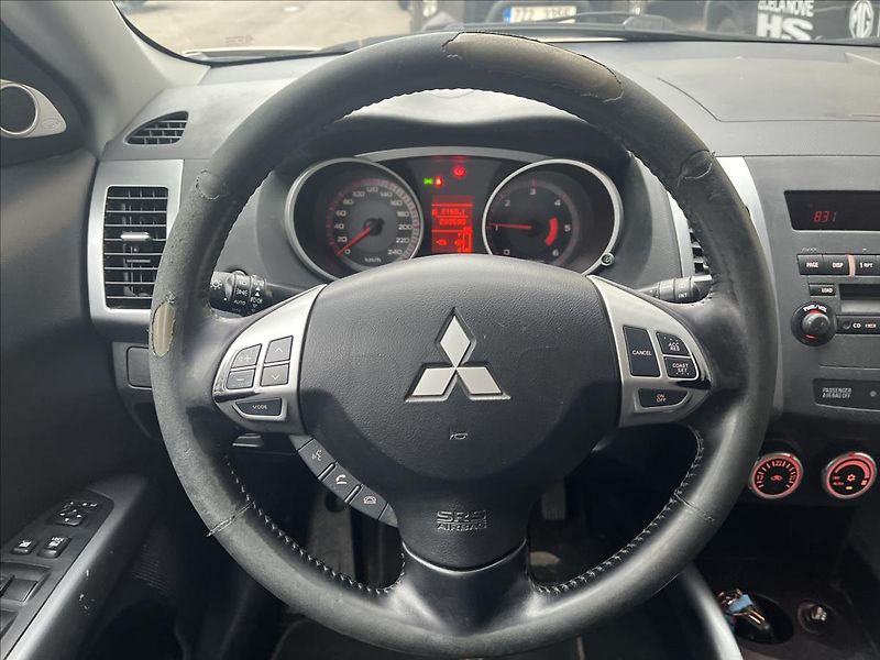 Mitsubishi Outlander 2,0 DI-D  Intense plus 4WD - fotka 12 z 18