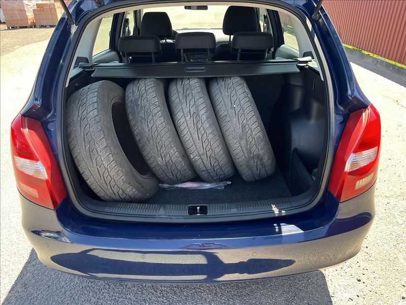 Škoda Fabia 1,6 TDi ČR KLIMA ALU 2 x KOLA - fotka 30 z 33