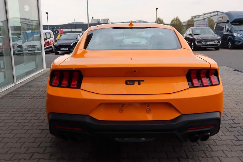 Ford Mustang (2026) Fastback 5.0 Bronze-Styling - fotka 6 z 24