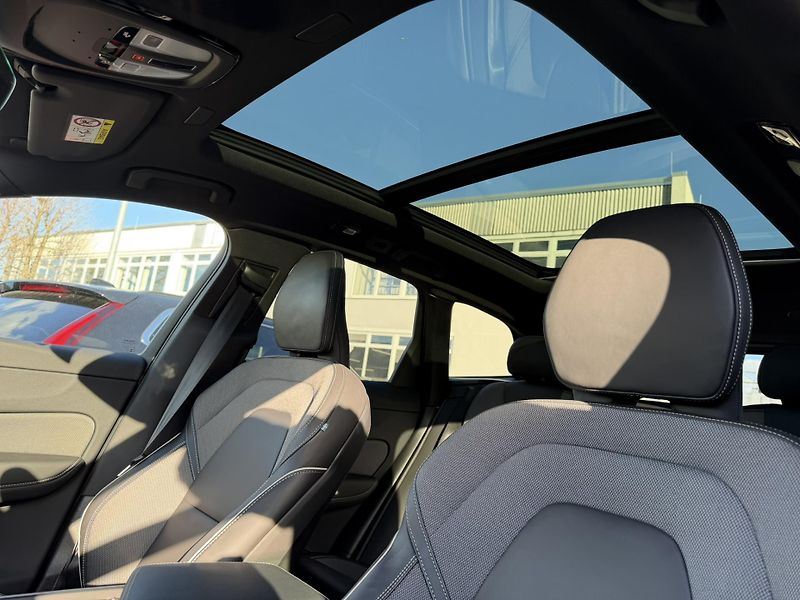 Volvo XC60 B5 AWD Plus Dark #VZDUCH - fotka 11 z 12