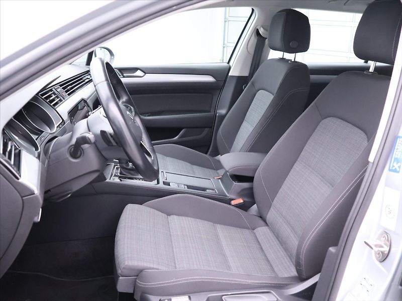 Volkswagen Passat 2,0 TDI 110kW DSG 1.Maj. DPH - fotka 11 z 39