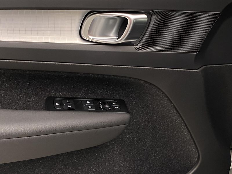 Volvo XC40 T3 MOMENTUM AUT REZERVACE - fotka 28 z 43