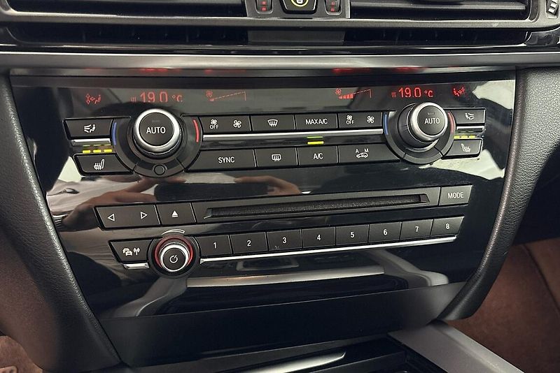 BMW X5 xDrive 35i - fotka 20 z 26