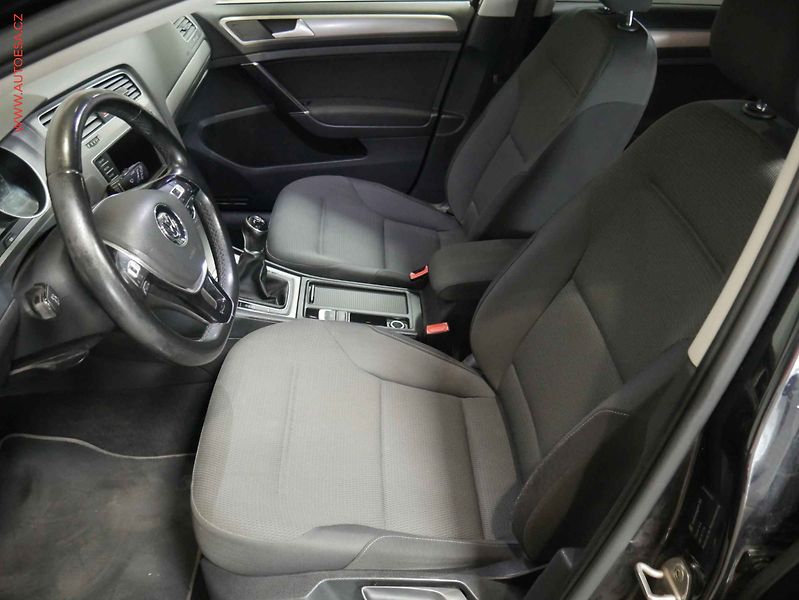 Volkswagen Golf (2015) 1.6TDi, Navi, panor - fotka 9 z 19