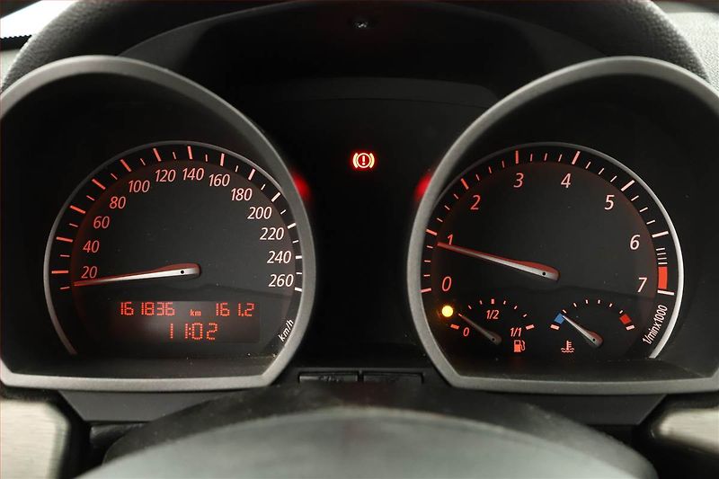 BMW Z4 (2004) 2.2i - fotka 9 z 13