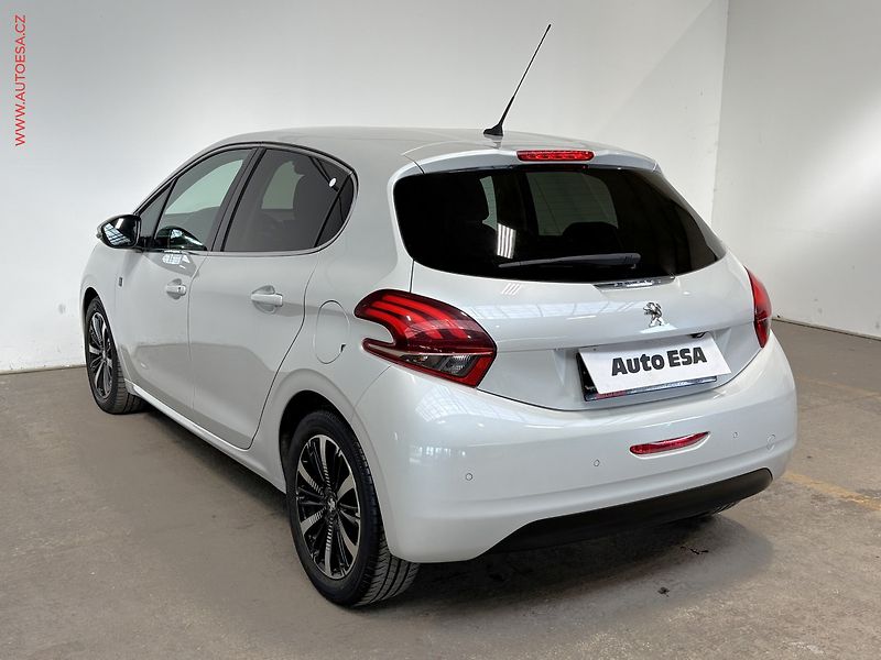 Peugeot 208 (2018) 1.2 PT, TechEdition, navi - fotka 6 z 16
