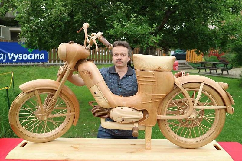 Jawa 550 se nejčastěji lakovala barvou červená třešeň