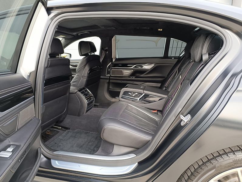 BMW Řada 7 750Ld BLACK FIRE ČR 1.MAJ - fotka 14 z 49