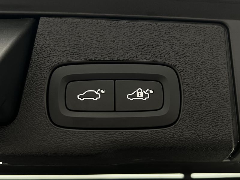 Volvo XC60 B5 AWD BLACK EDITION PLUS AUT  - fotka 41 z 43