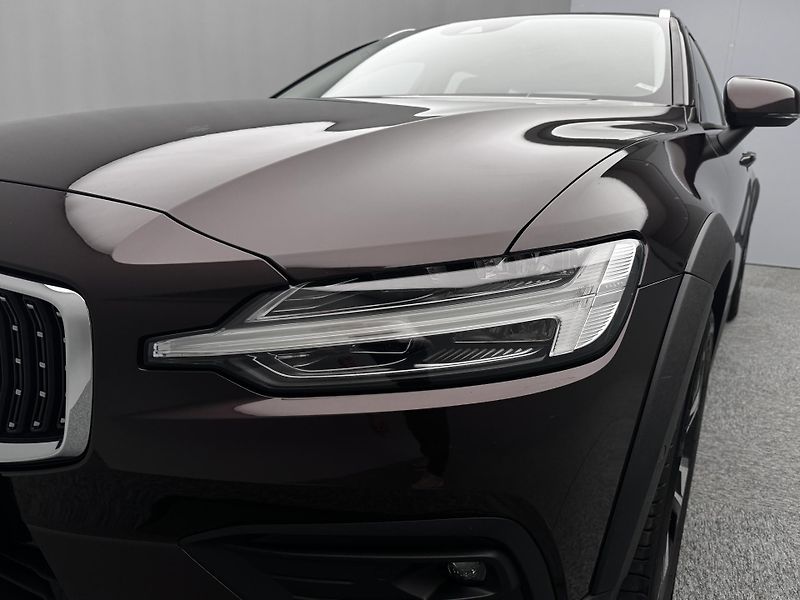 Volvo V60 CC D4 AWD MOMENTUM REZERVACE - fotka 18 z 43