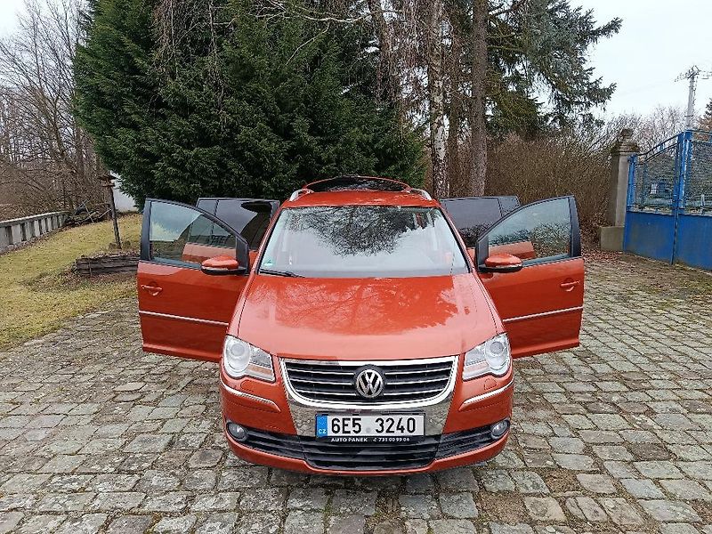Volkswagen Touran (2010) - fotka 1 z 21
