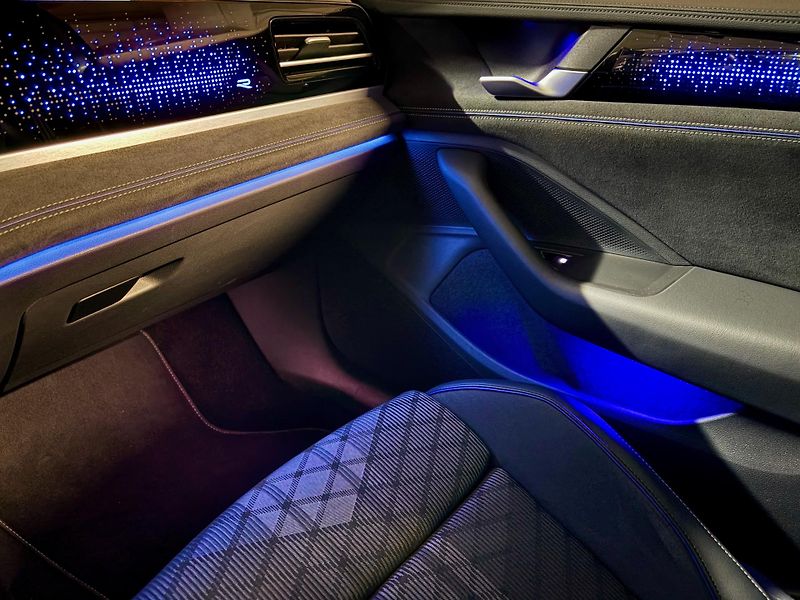 Volkswagen Passat (2025) R-Line DSG masáže MATRIX ACC  - fotka 36 z 57