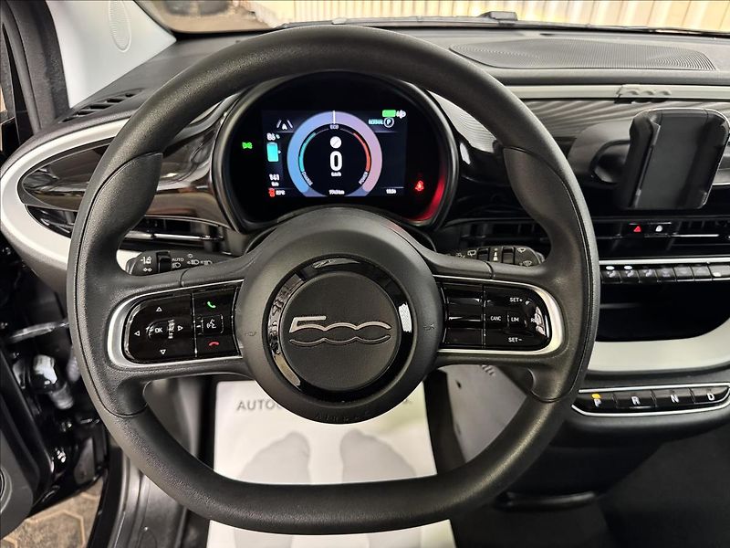Fiat 500e ELECTRIC DRIVE 70kW ACTION - fotka 16 z 32
