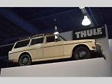 Originální Volvo Amazon Wagon s původním střešním boxem, dobovými lyžemi a sněhovými řetězy. Stánek švédské firmy Thule…