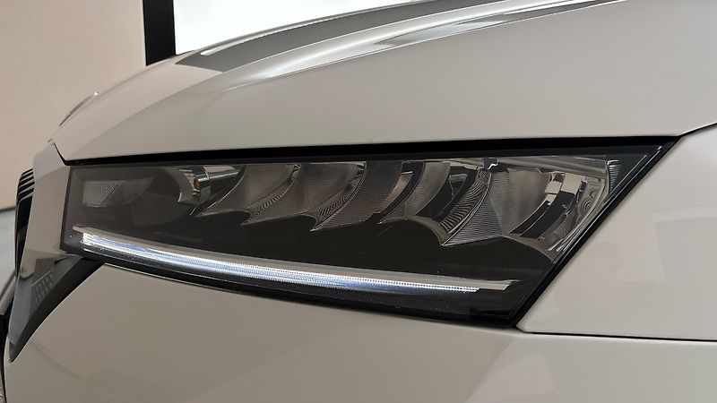 Škoda Octavia 2.0 TDI Ambition Combi - fotka 18 z 22