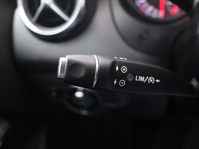 Mercedes-Benz GLA 2,1 200d 100kW 4Matic CZ DPH - fotka 15 z 29
