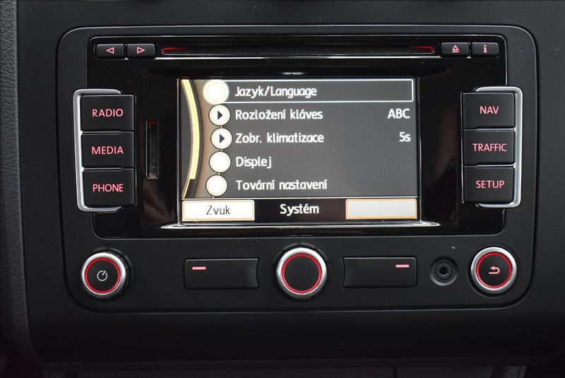Volkswagen Touran 1,6 TDi, 7-míst,NAVI,1.maj., - fotka 18 z 29