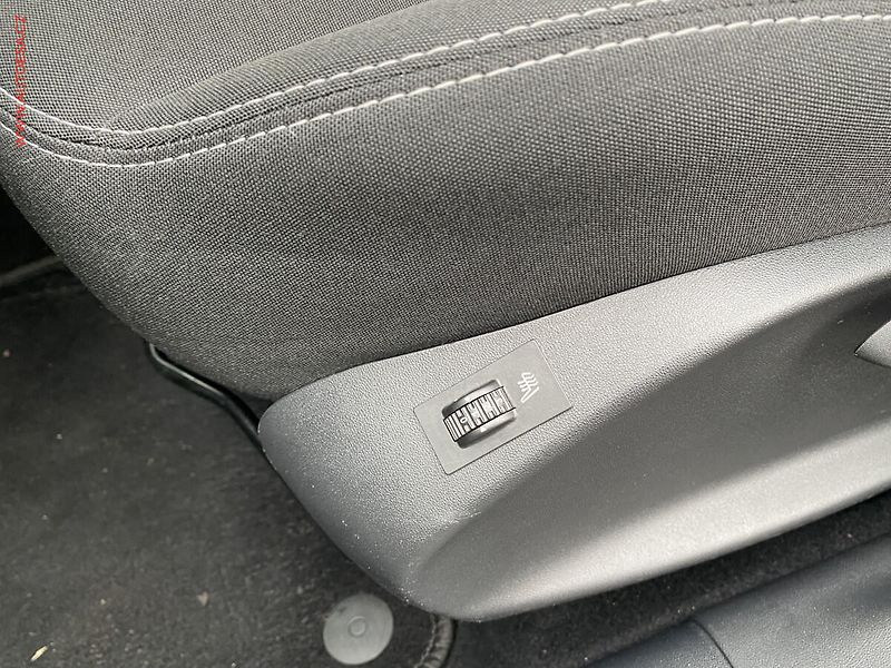 Peugeot 2008 (2017) 1.2 PT, ČR, GT Line - fotka 15 z 18