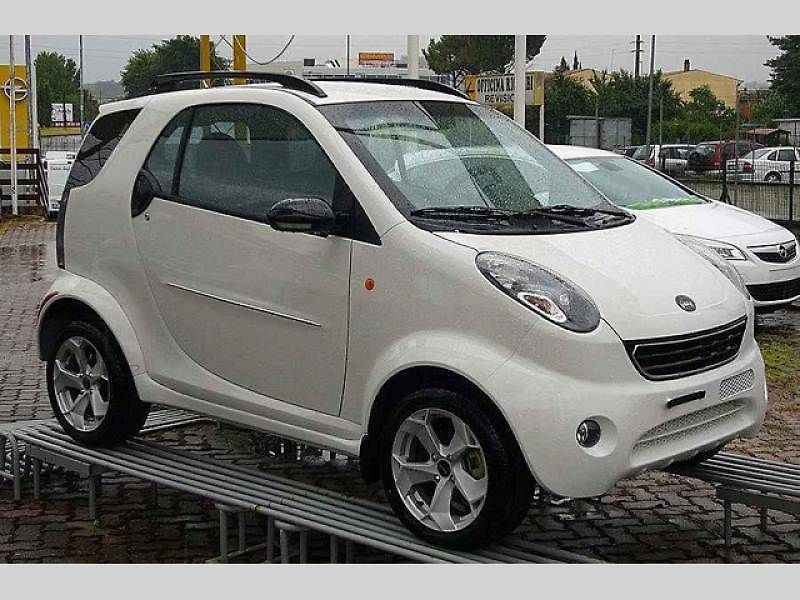 Další kopií, která nadzvedla ze židle zástupce některého z evropských výrobců, je Lifan Xuanlang. Tenhle čínský Ford S-Max stojí ve srovnání s originálem drobné (podle Daily Mail okolo 210 tisíc Kč), tudíž nepřekvapí, že platit designéry prostě nelze.