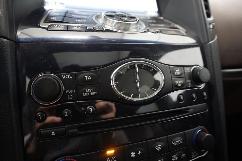 Infiniti FX50 5.0 V8 287 kW AWD AUTOMAT - fotka 20 z 24