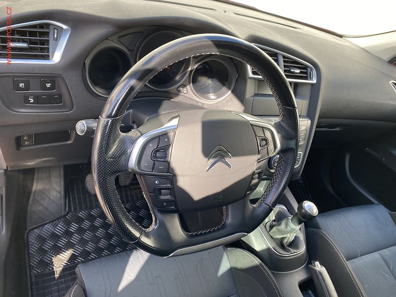Citroën C4 (2012) 1.6VTi, ČR, Exclusive - fotka 13 z 17