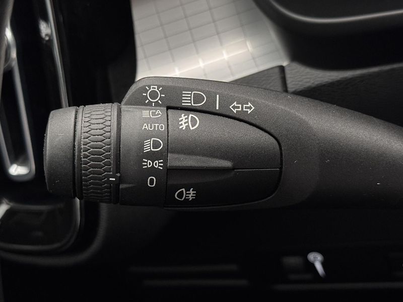 Volvo XC40 B4 MOMENTUM AUT  - fotka 31 z 47