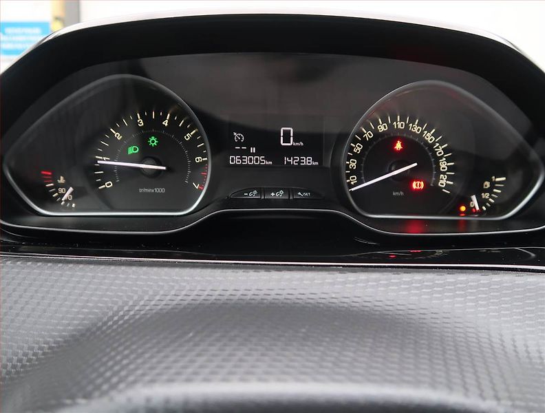 Peugeot 2008 (2019) Active 1.2 PureTech, Tempomat - fotka 11 z 16
