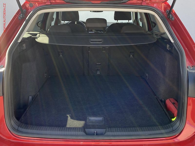 Volkswagen Golf (2022) 2.0 TDi, Life, DSG, LED - fotka 8 z 23
