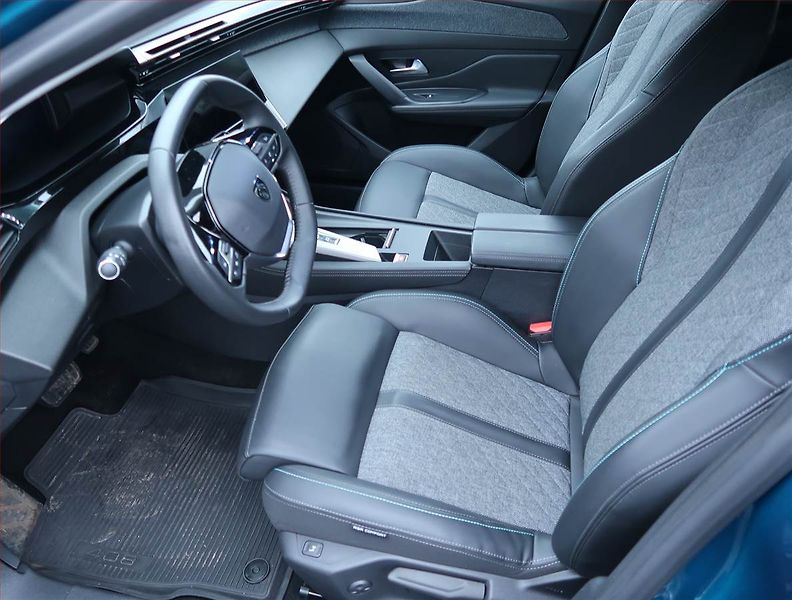 Peugeot 408 (2024) Allure 1.2 PureTech - fotka 9 z 19