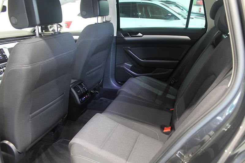 Volkswagen Passat (2019) 2.0TDI DSG Display LED Navi - fotka 20 z 35