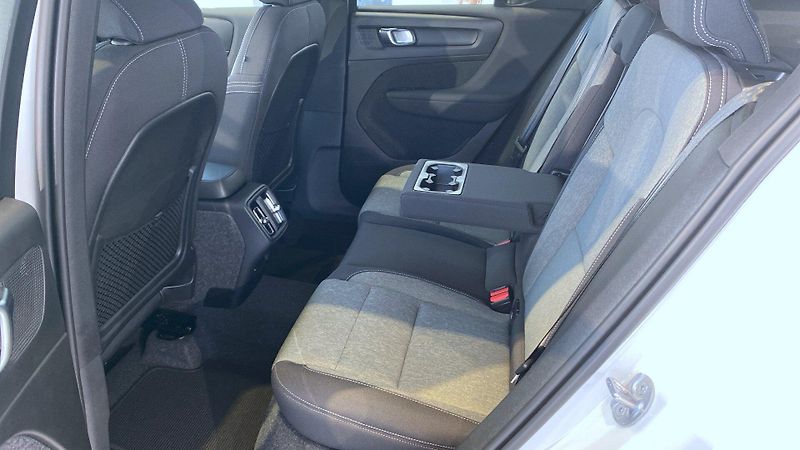 Volvo XC40 (2026) PLUS DARK, B4 FWD, 145+10 kW / - fotka 9 z 11