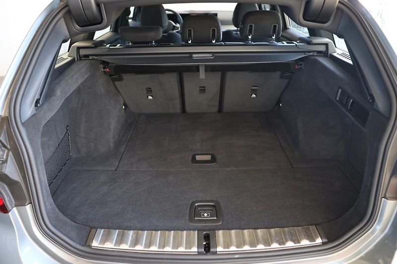 BMW Řada 3 330i xDrive Touring - fotka 8 z 22