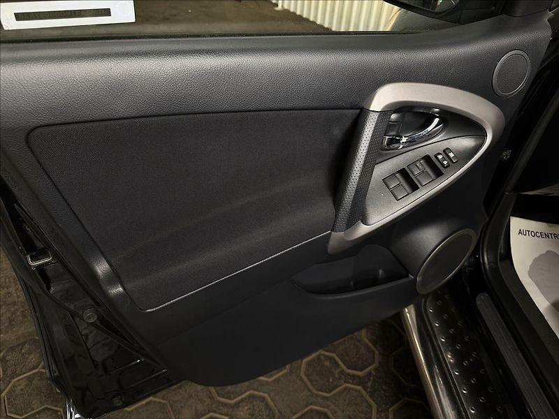 Toyota RAV4 2.2 D-4D 100kW ČR 1MAJITEL - fotka 14 z 32